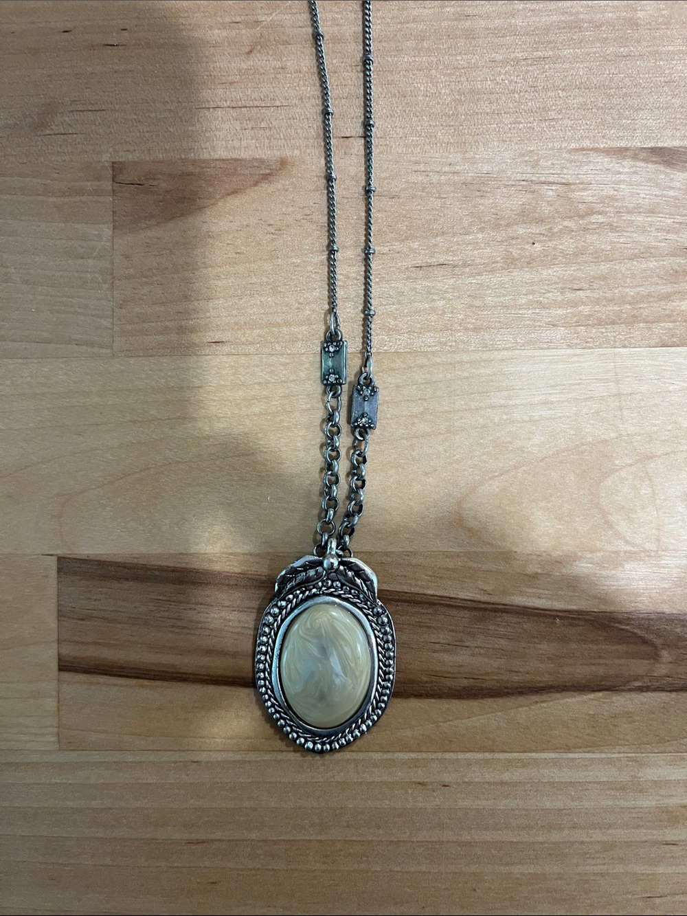 AEO Vintage-Style Silver Tone Oval Pendant Necklace with Cream Stone